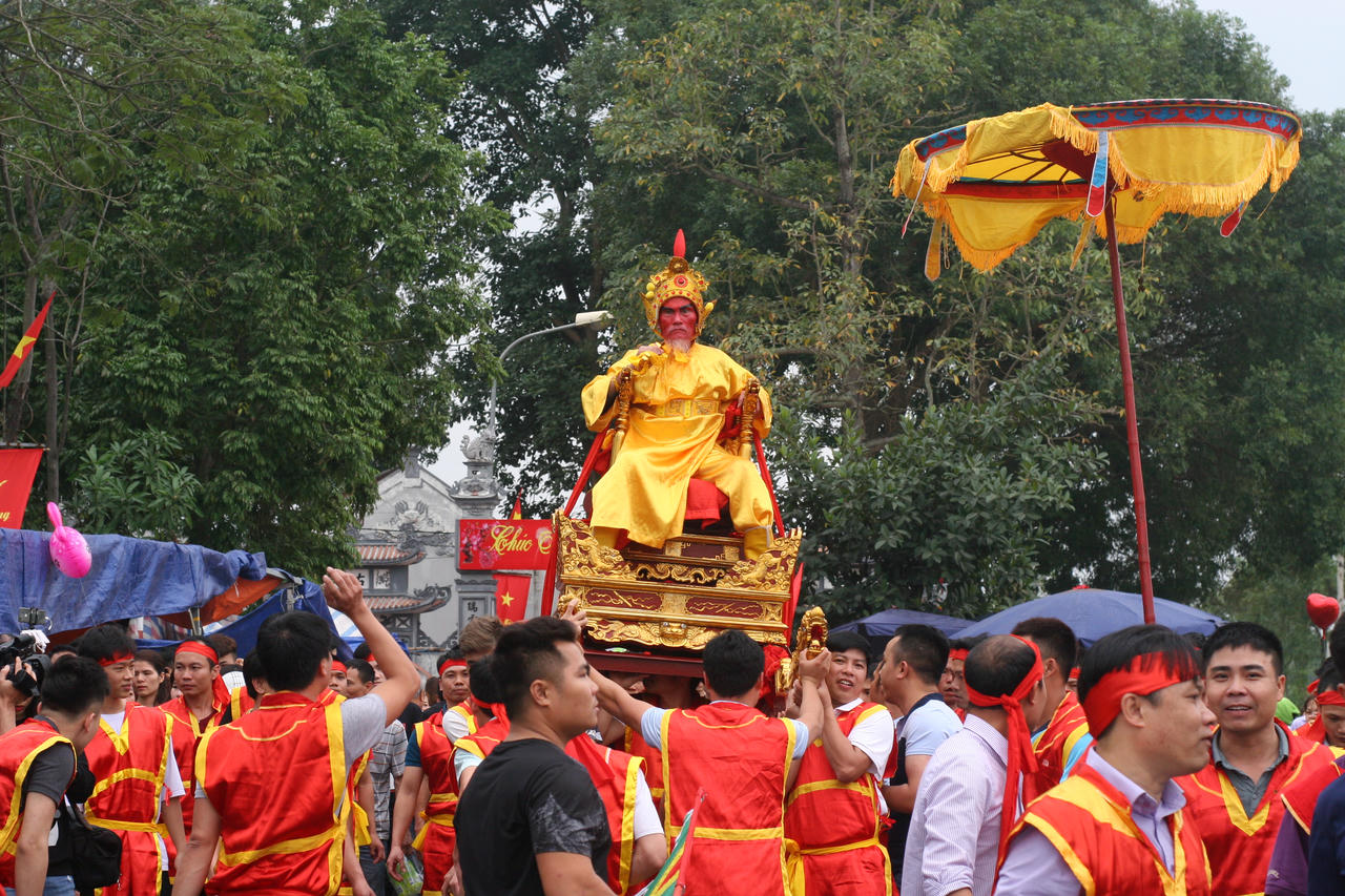 Đoàn người rước 'vua sống' kéo dài hàng km ở Hà Nội